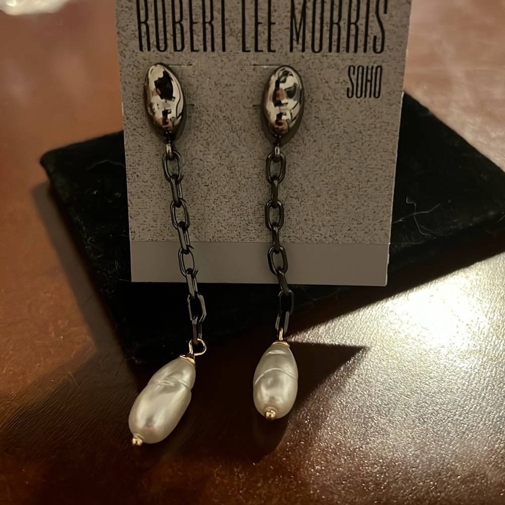 Pearl drop earrings
